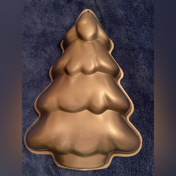 1997 Wilton Christmas Tree Cake Pan #2105-1517 - Picture 3 of 4